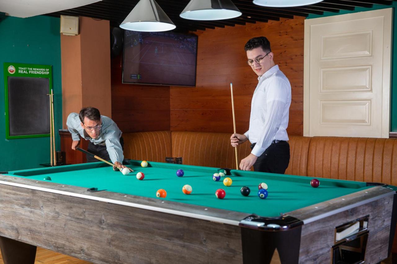 Park Regis Kris Kin Hotel Dubai Bagian luar foto Pool table